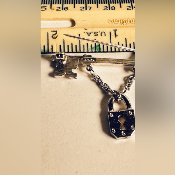Crown Trifari Skeleton Key and Lock Brooch Silvertone. Excellent vintage pin - Picture 3 of 4